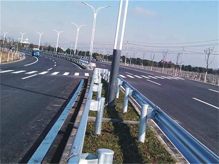 河北安平公路護欄板